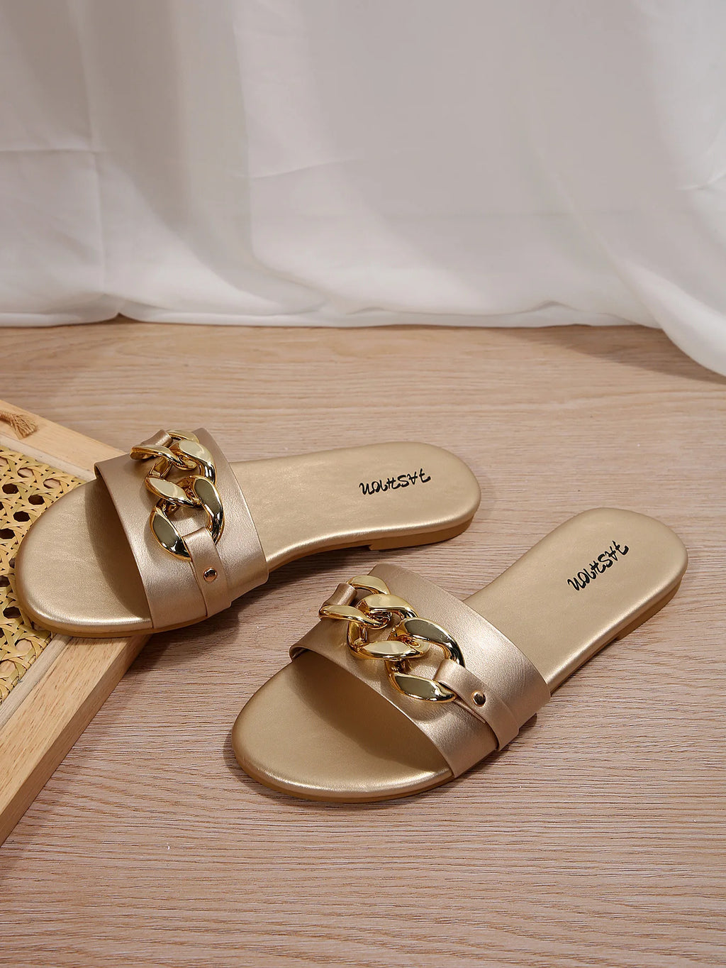 Women's Slippers with Chain Buckle, Flat-Soled Home Slippers, New Summer Style, Casual and Comfortable Women's Slippers, Round-Toe Slip-On, Vacation Style, Fashionable, Simple and Elegant Women's Sandals