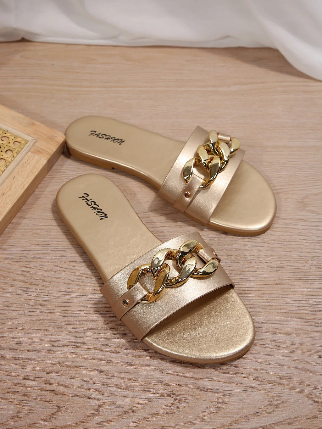 Women's Slippers with Chain Buckle, Flat-Soled Home Slippers, New Summer Style, Casual and Comfortable Women's Slippers, Round-Toe Slip-On, Vacation Style, Fashionable, Simple and Elegant Women's Sandals