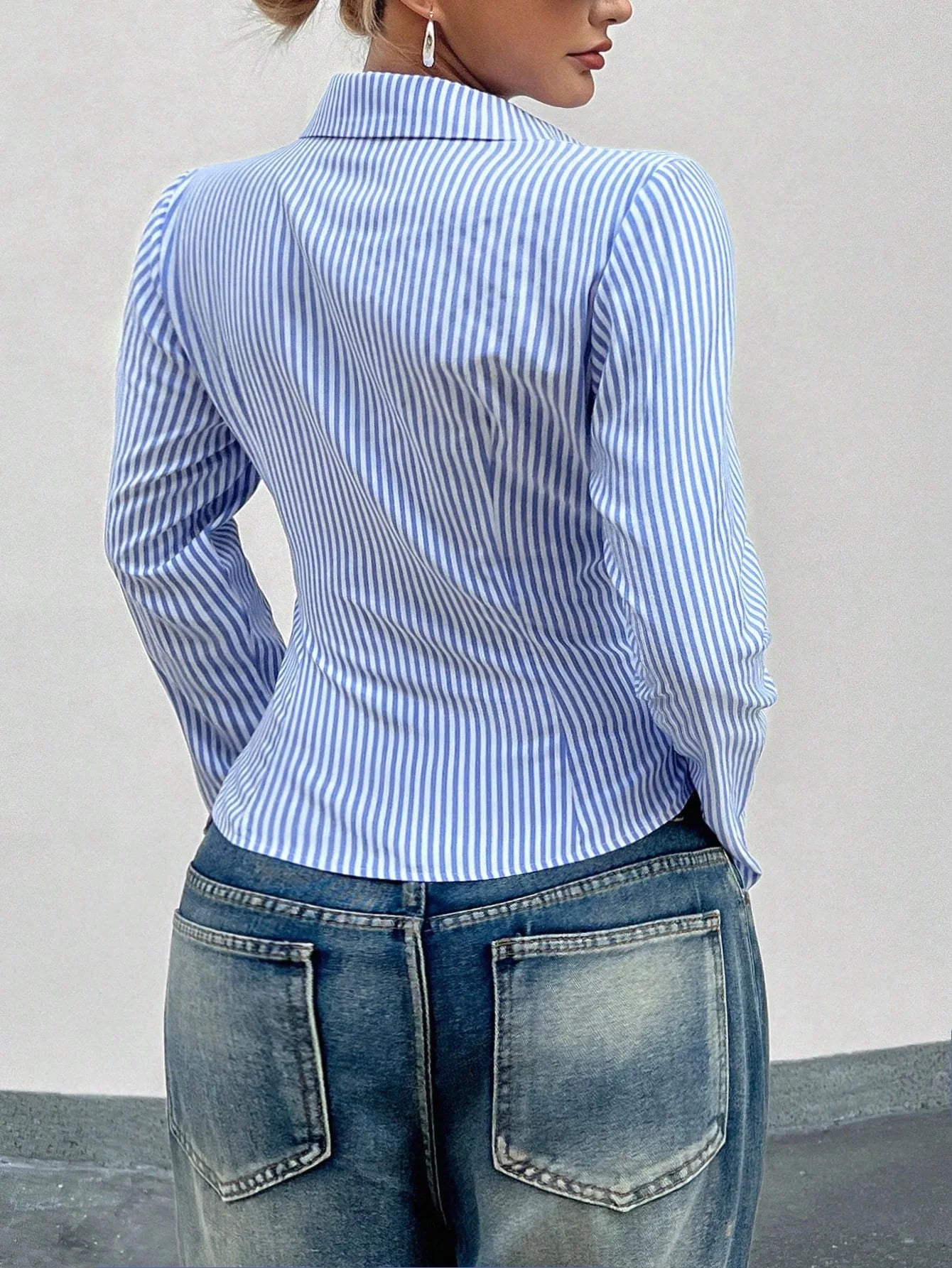 2025 Spring and Autumn New Fashionable and Casual Versatile V-neck Striped Temperament Slimming Long sleeved Shirt Top