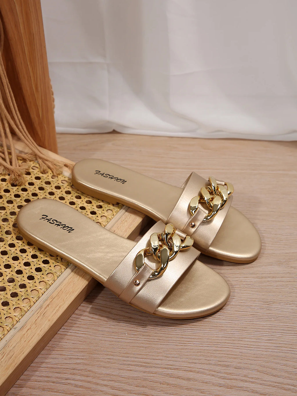 Women's Slippers with Chain Buckle, Flat-Soled Home Slippers, New Summer Style, Casual and Comfortable Women's Slippers, Round-Toe Slip-On, Vacation Style, Fashionable, Simple and Elegant Women's Sandals