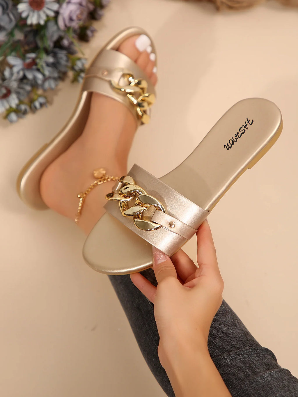 Women's Slippers with Chain Buckle, Flat-Soled Home Slippers, New Summer Style, Casual and Comfortable Women's Slippers, Round-Toe Slip-On, Vacation Style, Fashionable, Simple and Elegant Women's Sandals
