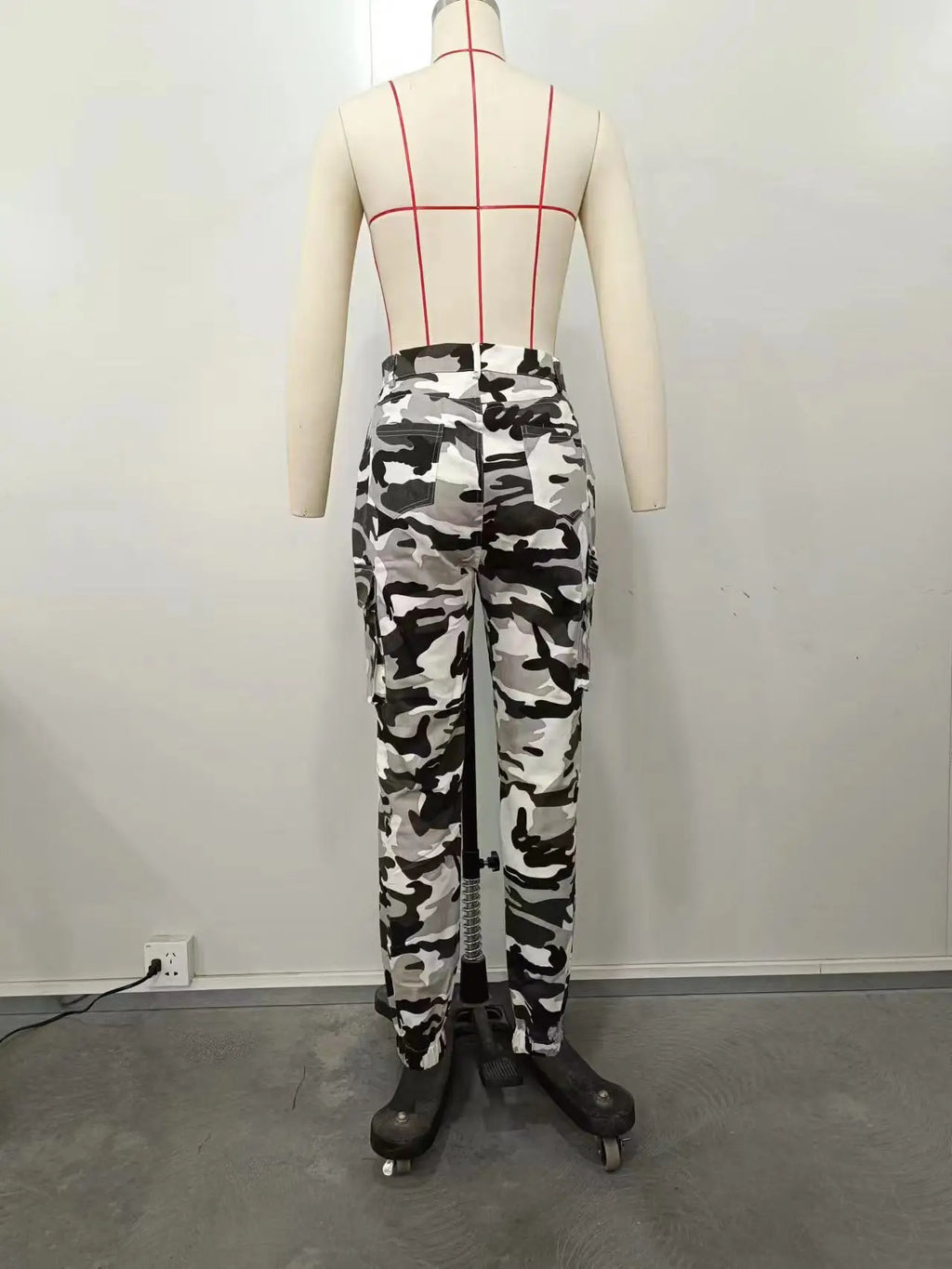 CM.YAYA Women’s Camouflage Printed Slim Cargo Pants 2024 Spring/Summer Pocket Jogger Street Fashion Safari Trousers