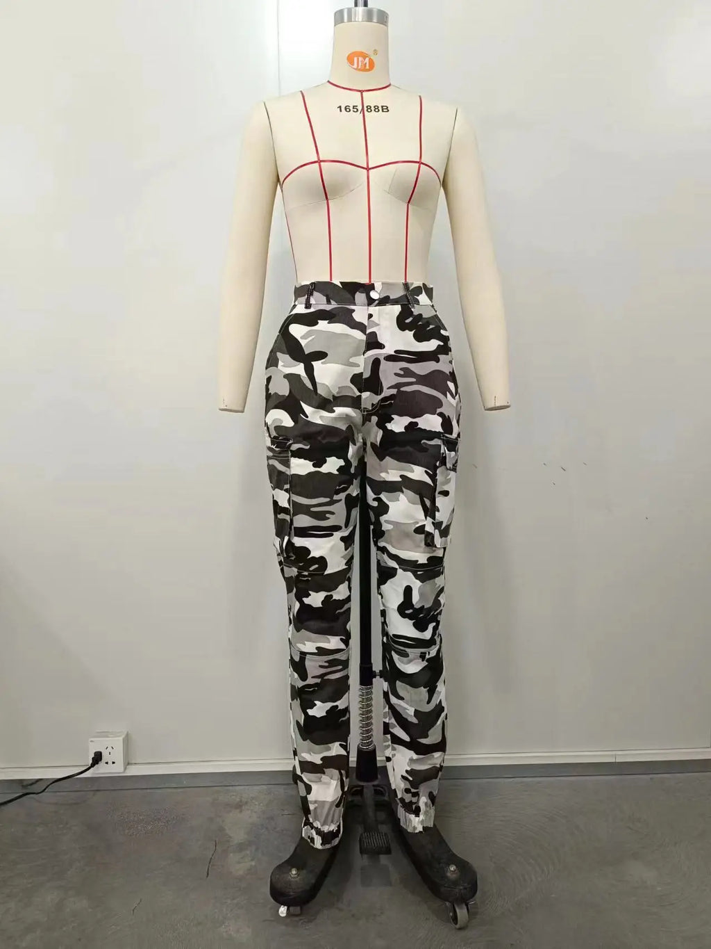 CM.YAYA Women’s Camouflage Printed Slim Cargo Pants 2024 Spring/Summer Pocket Jogger Street Fashion Safari Trousers