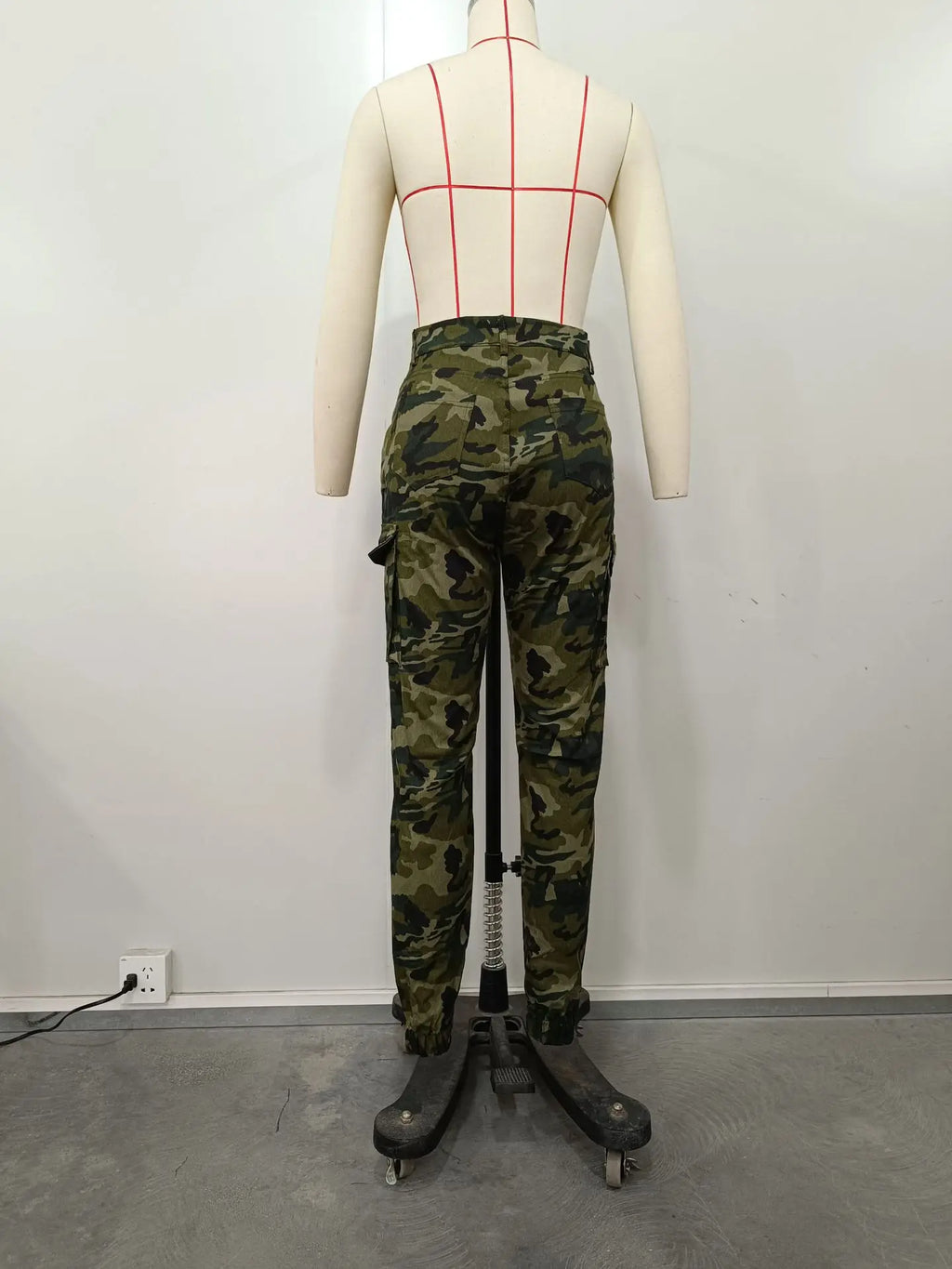 CM.YAYA Women’s Camouflage Printed Slim Cargo Pants 2024 Spring/Summer Pocket Jogger Street Fashion Safari Trousers