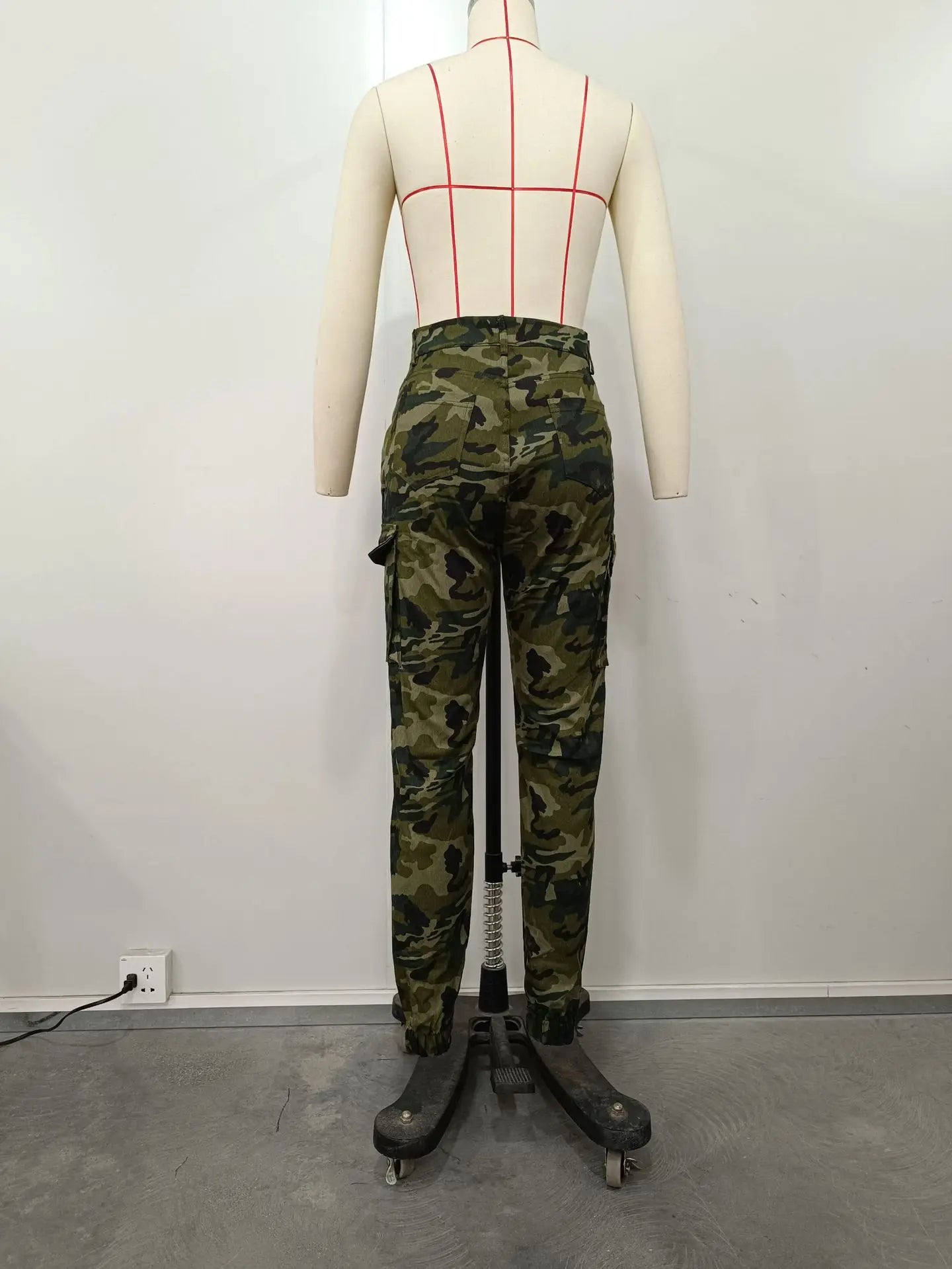 CM.YAYA Women’s Camouflage Printed Slim Cargo Pants 2024 Spring/Summer Pocket Jogger Street Fashion Safari Trousers
