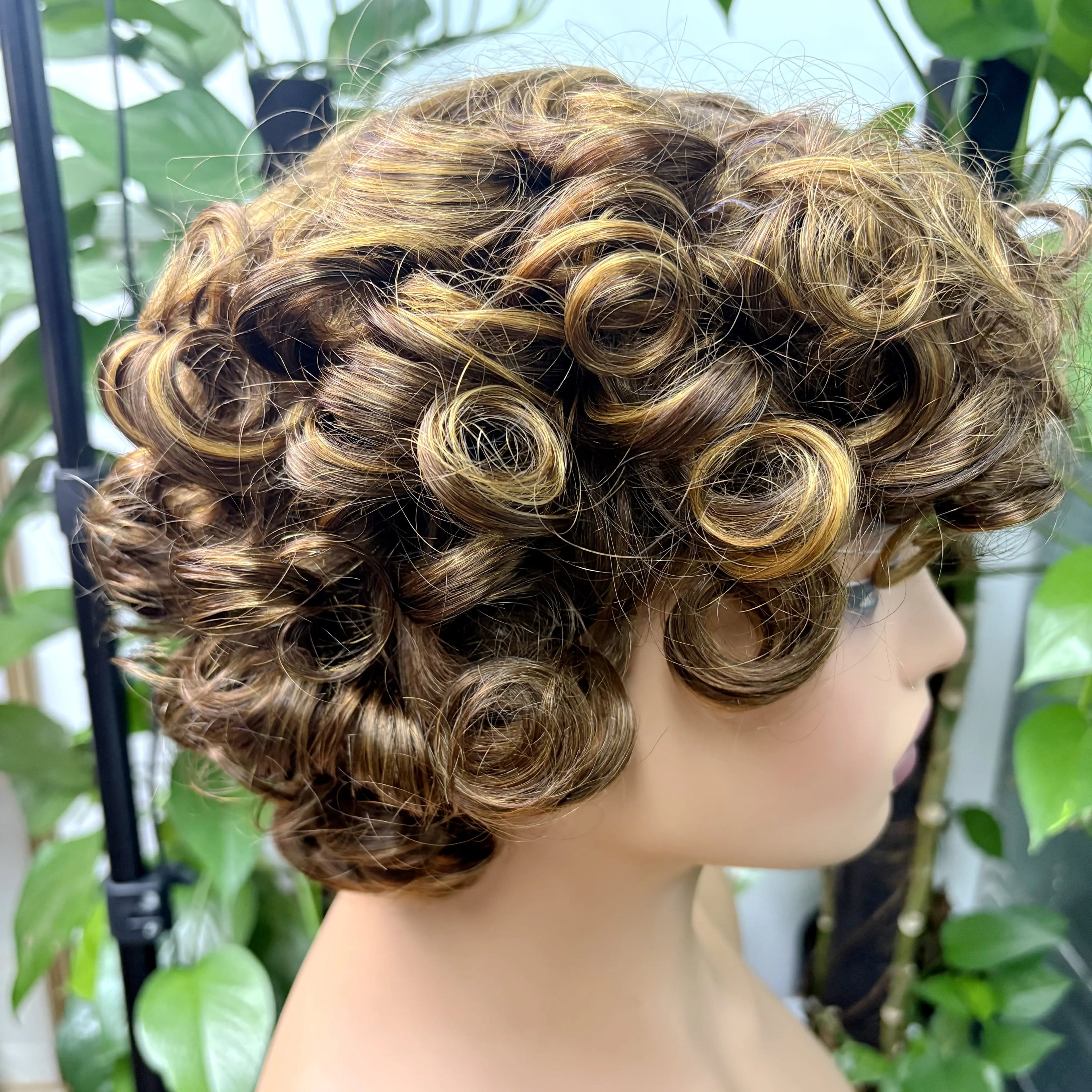 Full Machine Made Loose Wavy Bob Wig Human Hair Wigs 220% Short Colored Bouncy Curly Gluelesss Human Hair Wigs with Bangs