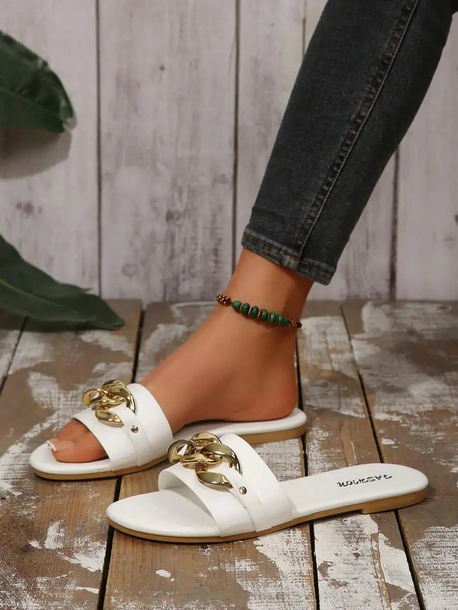 Women's Slippers with Chain Buckle, Flat-Soled Home Slippers, New Summer Style, Casual and Comfortable Women's Slippers, Round-Toe Slip-On, Vacation Style, Fashionable, Simple and Elegant Women's Sandals